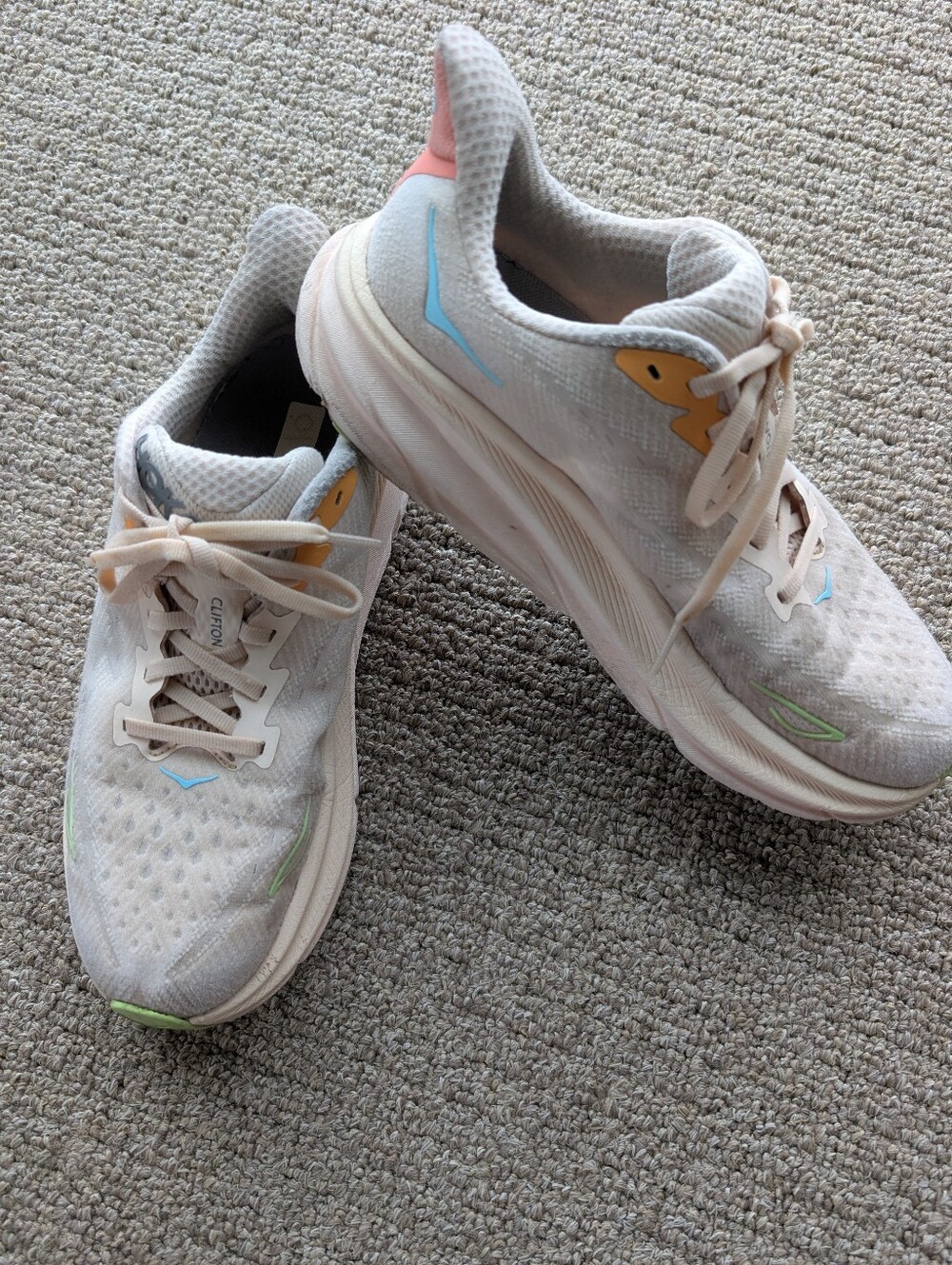Women's Hokas Clifton 9 Size 9
